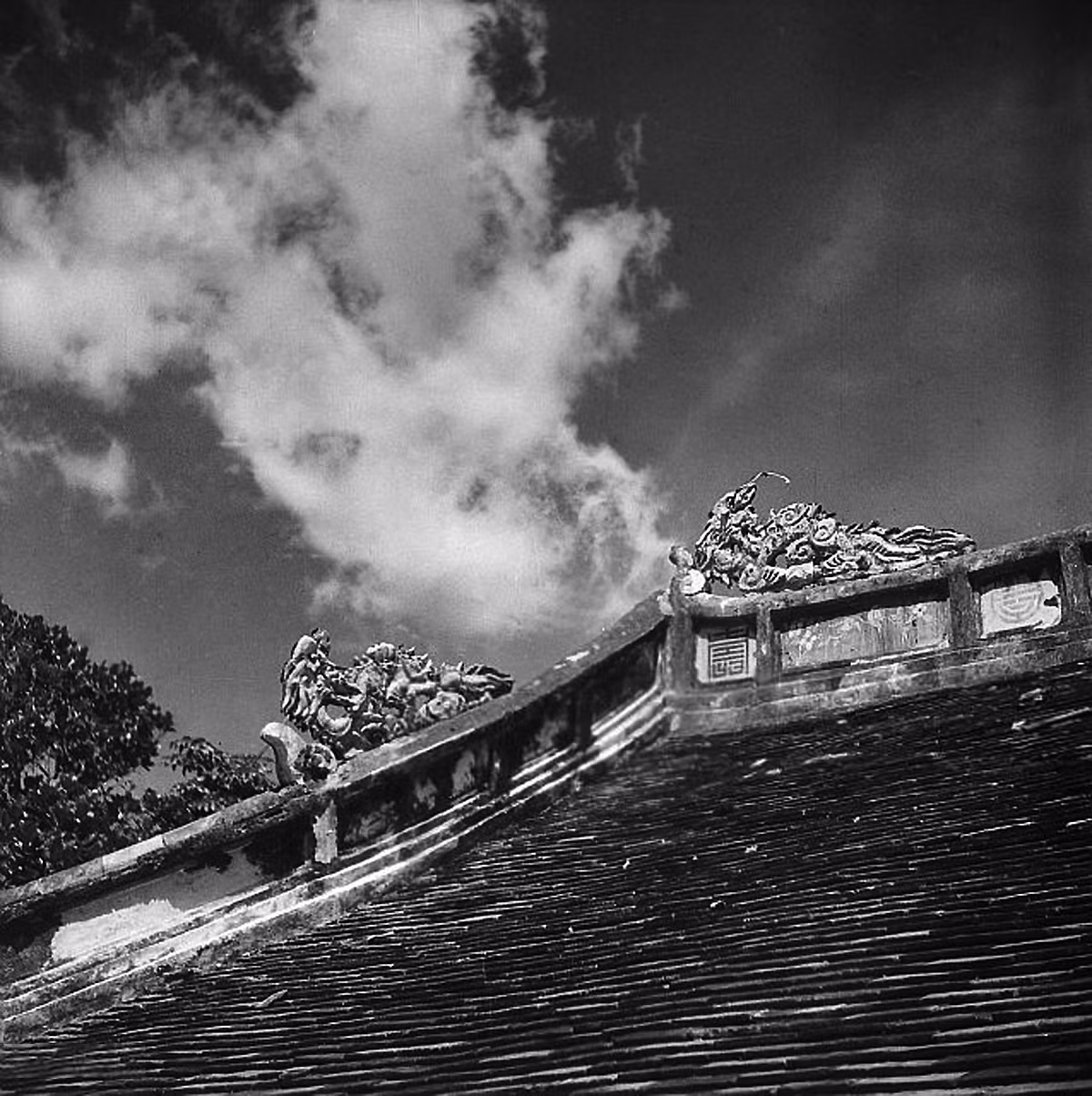 Họa tiết trang trí trên mái một cung điện ở Huế. Ảnh: Michel Huet/ Gamma-Rapho.