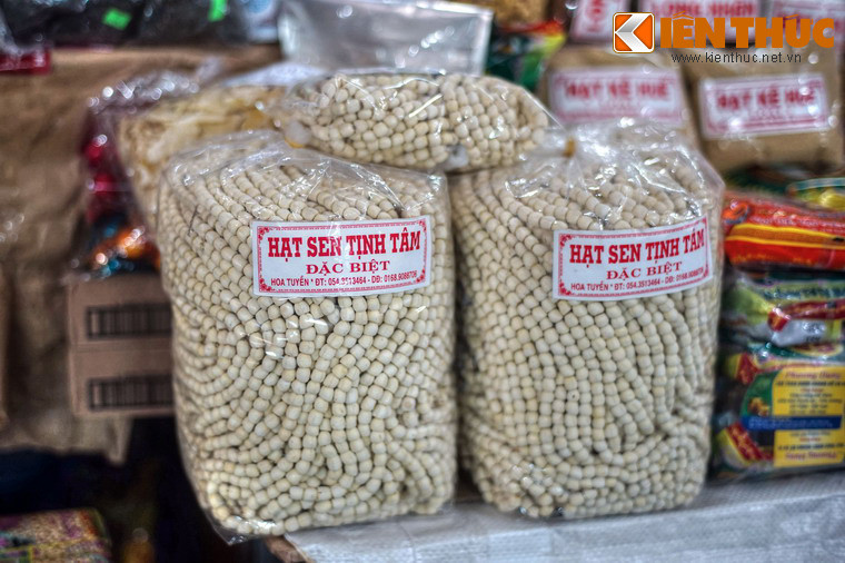 Có thể kể đến các sản phẩm như nón lá Phú Cam, dao kéo Hiền Lương, đồ kim hoàn Kế Môn, mè xửng Song Hỷ, dâu Truồi, chè Tuần, quít Hương Cần, thanh trà Lại Bằng, sen khô hồ Tịnh, hàng mã hoa giấy làng Sình…