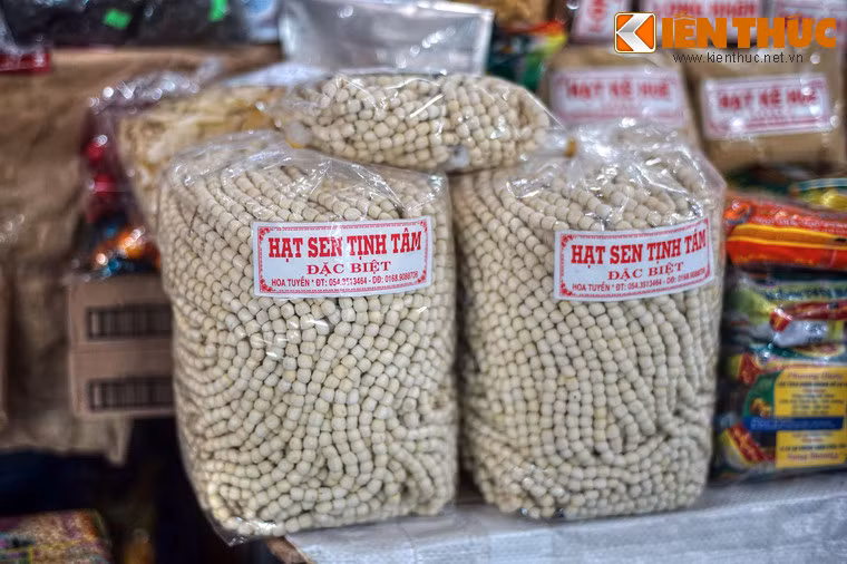 Có thể kể đến các sản phẩm như nón lá Phú Cam, dao kéo Hiền Lương, đồ kim hoàn Kế Môn, mè xửng Song Hỷ, dâu Truồi, chè Tuần, quít Hương Cần, thanh trà Lại Bằng, sen khô hồ Tịnh, hàng mã hoa giấy làng Sình…