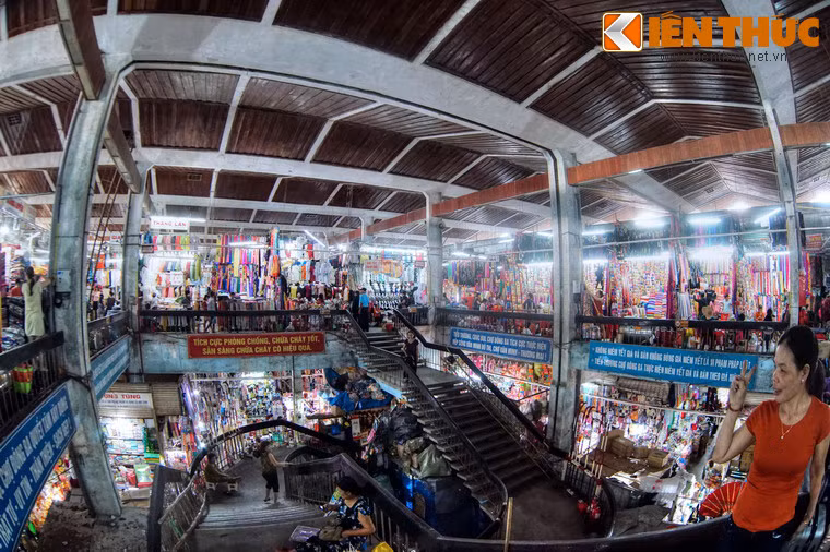 Kể từ khi hình thành, chợ Đông Ba luôn là trung tâm thương mại lớn nhất của khu vực Thừa Thiên - Huế. Thời nhà Nguyễn, chợ là nơi cung cấp thực phẩm cho triều đình, nhà thương, đồn lính, ký túc xá các trường...