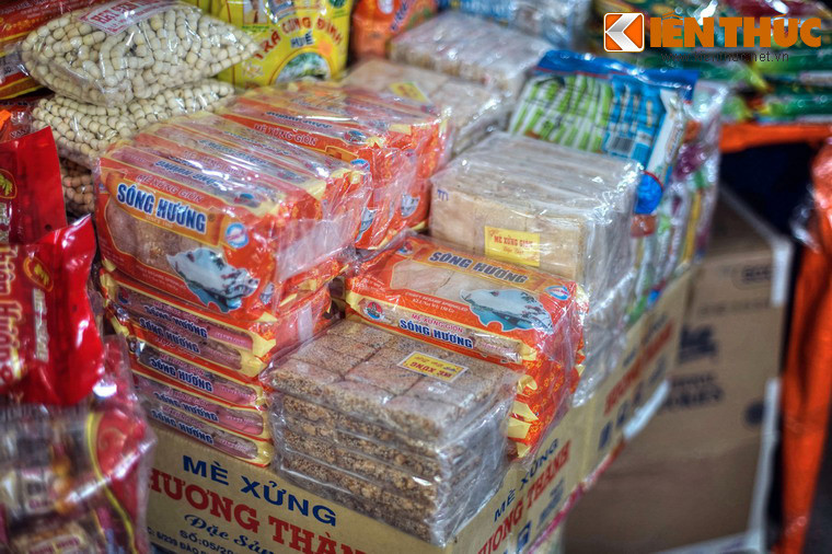 Tại khu chợ lâu đời này, du khách có thể tìm mua nhiều loại đặc sản xứ Huế nổi tiếng từ lâu đời.