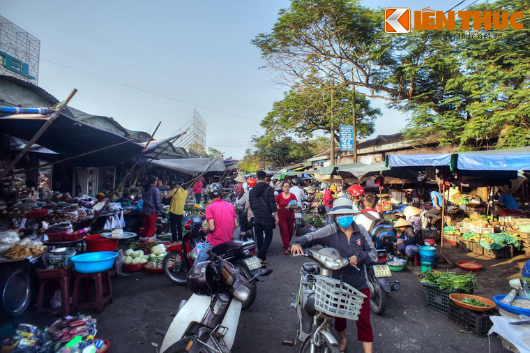 Mặt sau chợ là đường Chương Dương, nơi tập trung các cửa hàng bán sản phẩm nông nghiệp như rau, củ, quả, thịt, cá...