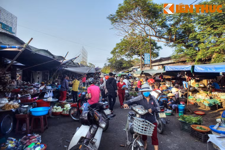 Mặt sau chợ là đường Chương Dương, nơi tập trung các cửa hàng bán sản phẩm nông nghiệp như rau, củ, quả, thịt, cá...