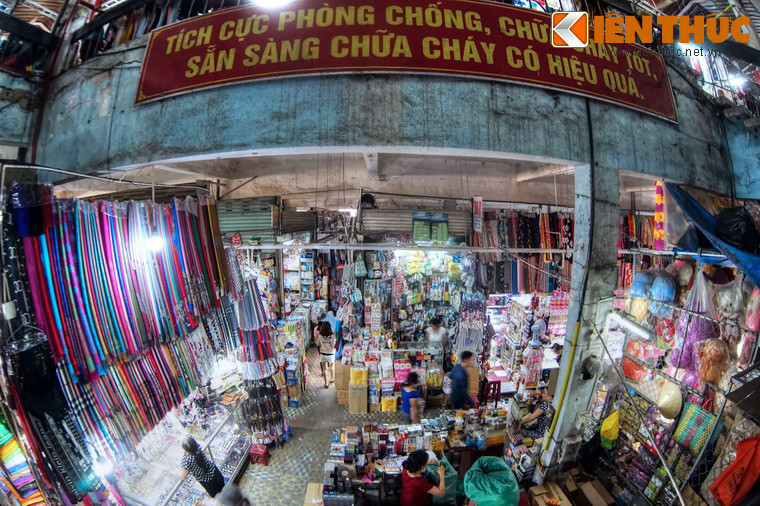 Theo thống kê, hiện tại chợ có trên 2.500 hộ kinh doanh cố định, 500 - 700 hộ buôn bán rong. Bình quân mỗi ngày có từ 5.000 đến 7.000 khách đến chợ. Vào những dịp lễ tết, lượng khách đến chợ mỗi ngày có thể tới hàng vạn.