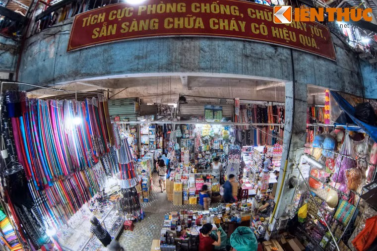 Theo thống kê, hiện tại chợ có trên 2.500 hộ kinh doanh cố định, 500 - 700 hộ buôn bán rong. Bình quân mỗi ngày có từ 5.000 đến 7.000 khách đến chợ. Vào những dịp lễ tết, lượng khách đến chợ mỗi ngày có thể tới hàng vạn.