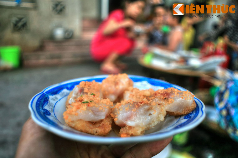 Đó là những món ăn Huế truyền thống, bình dân như cơm hến, bún bò, bánh lá, chả tôm, bánh khoái, chè đậu ván... được chế biến đúng chất Huế với giá cả rất hấp dẫn.