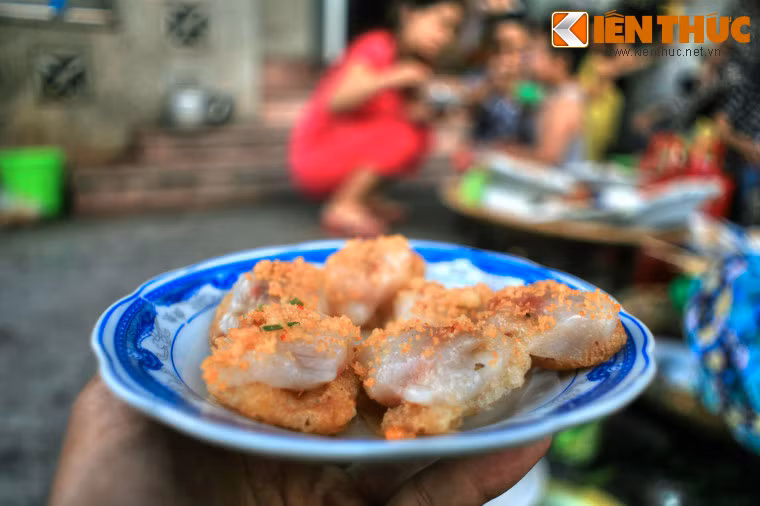 Đó là những món ăn Huế truyền thống, bình dân như cơm hến, bún bò, bánh lá, chả tôm, bánh khoái, chè đậu ván... được chế biến đúng chất Huế với giá cả rất hấp dẫn.