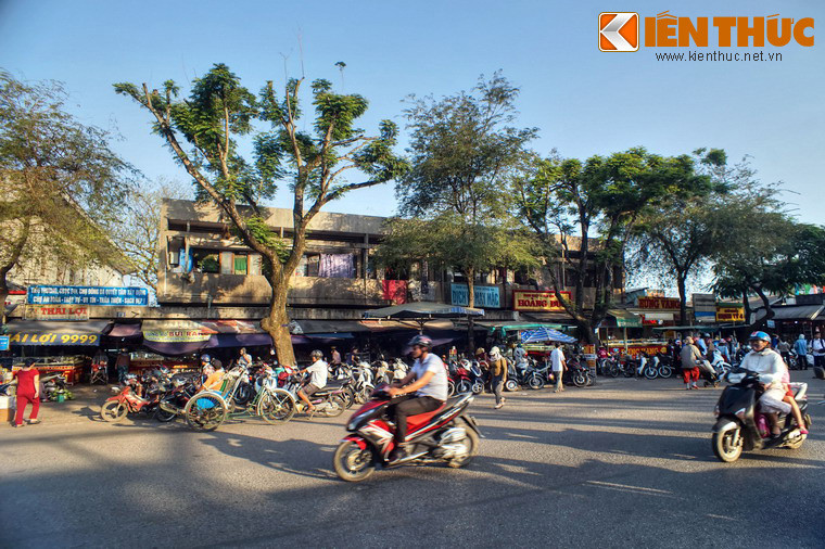 Gần một thế kỷ sau, khi Kinh đô thất thủ vào năm 1885, chợ bị giặc Pháp đốt sạch. Ðến năm 1887 vua Ðồng Khánh cho xây lại chợ và đổi tên là Ðông Ba. Năm 1899, vua Thành Thái cho dời chợ ra vị trí hiện tại, còn khu chợ cũ trở thành trường Pháp - Việt Ðông Ba.