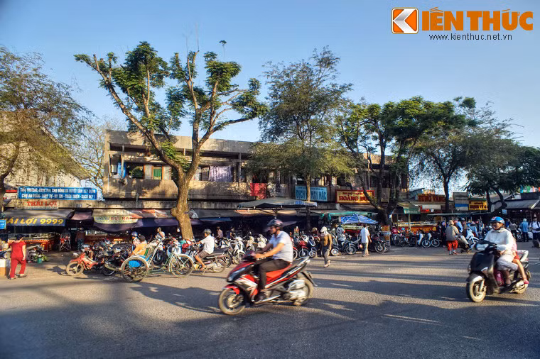 Gần một thế kỷ sau, khi Kinh đô thất thủ vào năm 1885, chợ bị giặc Pháp đốt sạch. Ðến năm 1887 vua Ðồng Khánh cho xây lại chợ và đổi tên là Ðông Ba. Năm 1899, vua Thành Thái cho dời chợ ra vị trí hiện tại, còn khu chợ cũ trở thành trường Pháp - Việt Ðông Ba.