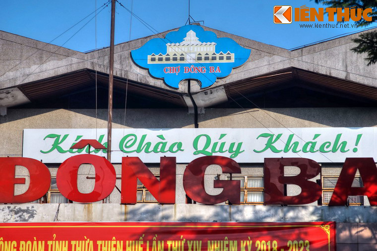 Ðến năm 1987, chợ Ðông Ba được đại trùng tu. Ngoài khu "lầu chuông" ba tầng ở trung tâm, chợ Ðông Ba còn có 9 dãy nhà bao quanh cùng 4 khu hàng mới, như chợ cá, khu hàng tự sản, tự tiêu, khu hàng dịch vụ... với tổng diện tích mặt bằng xây dựng 15.597m².