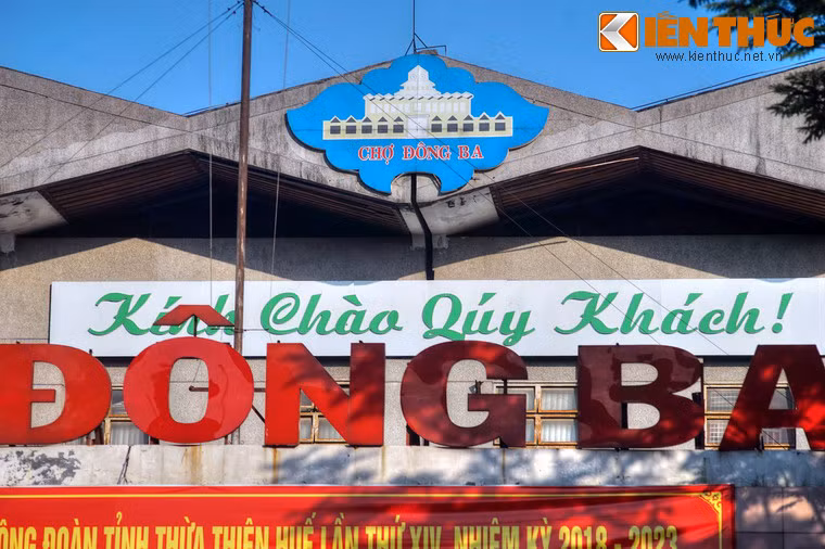 Ðến năm 1987, chợ Ðông Ba được đại trùng tu. Ngoài khu "lầu chuông" ba tầng ở trung tâm, chợ Ðông Ba còn có 9 dãy nhà bao quanh cùng 4 khu hàng mới, như chợ cá, khu hàng tự sản, tự tiêu, khu hàng dịch vụ... với tổng diện tích mặt bằng xây dựng 15.597m².