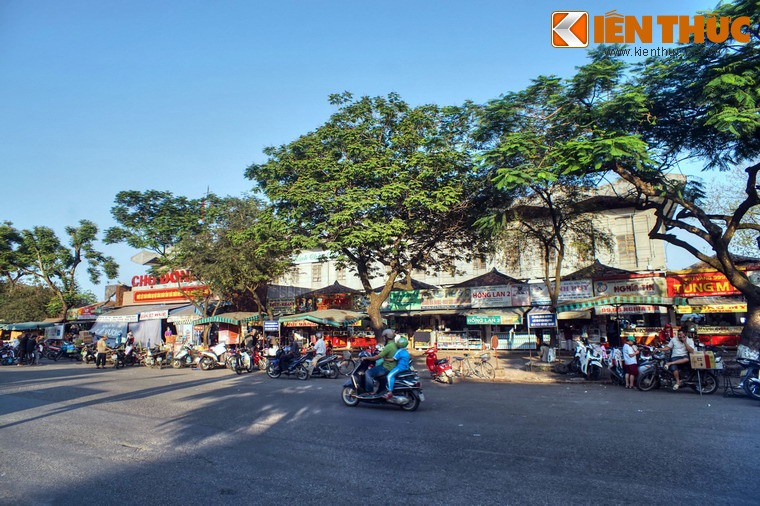 Tên thân của chợ Đông Ba là một khu chợ nằm ở cửa Chánh Đông thời vua Gia Long, mang tên "Qui giả thị" (chợ của những người trở lại). Tên chợ này đánh dấu sự kiện trở lại Phú Xuân (Huế) của quan quân nhà Nguyễn sau cuộc chiến với nhà Tây Sơn.