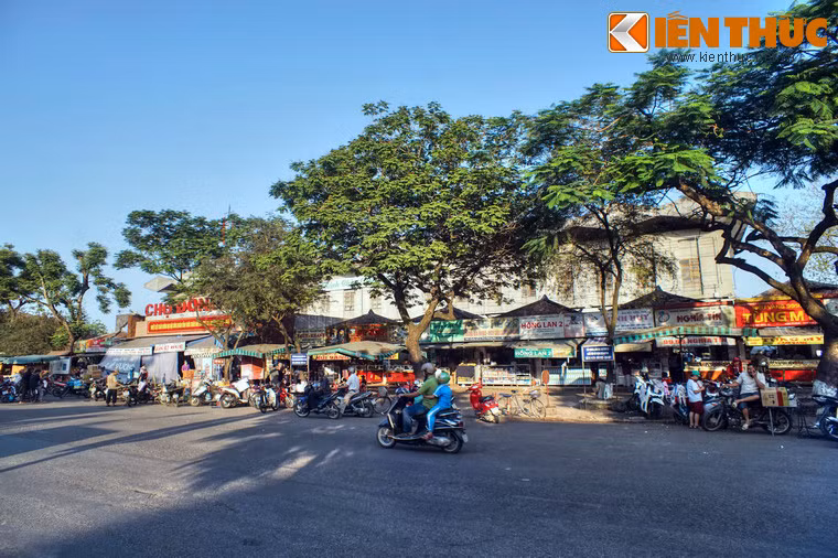 Tên thân của chợ Đông Ba là một khu chợ nằm ở cửa Chánh Đông thời vua Gia Long, mang tên "Qui giả thị" (chợ của những người trở lại). Tên chợ này đánh dấu sự kiện trở lại Phú Xuân (Huế) của quan quân nhà Nguyễn sau cuộc chiến với nhà Tây Sơn.