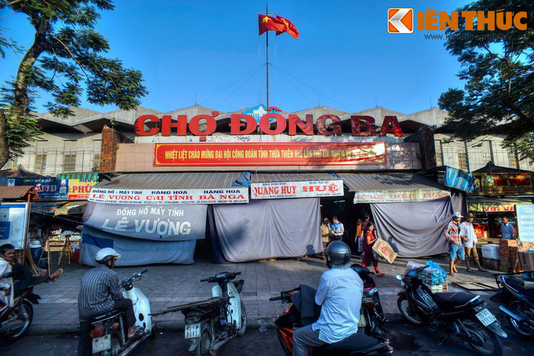 Ðến năm 1967, chính quyền Sài Gòn cho triệt hạ khu chợ thời Thành Thái và xây chợ Đông Ba mới. Công trình đang dang dở thì bị tàn phá trong chiến sự Mậu Thân 1968. Sau đó, chợ được sửa chữa tạm cho các thương nhân hoạt động.