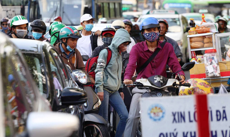 Bên trong các bến xe nhộn nhịp hành khách thì ngoài khu vực bãi đậu xe khách cũng đông nghẹt, có thời điểm ùn ứ do xung đột từ các hướng di chuyển cùng lúc.