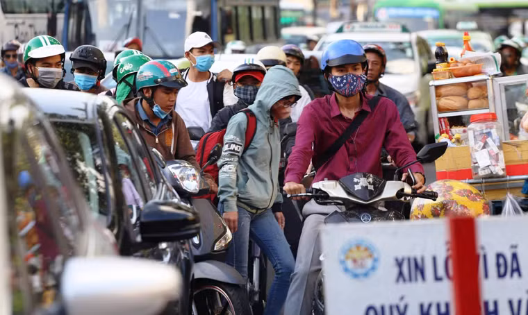 Bên trong các bến xe nhộn nhịp hành khách thì ngoài khu vực bãi đậu xe khách cũng đông nghẹt, có thời điểm ùn ứ do xung đột từ các hướng di chuyển cùng lúc.