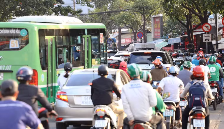 Dịp nghỉ lễ 2/9 năm nay, dự báo lượng hành khách qua 2 bến liên tỉnh lớn nhất TP HCM là bến xe miền Đông và bến xe miền Tây tăng từ 2-6% so với cùng kỳ.