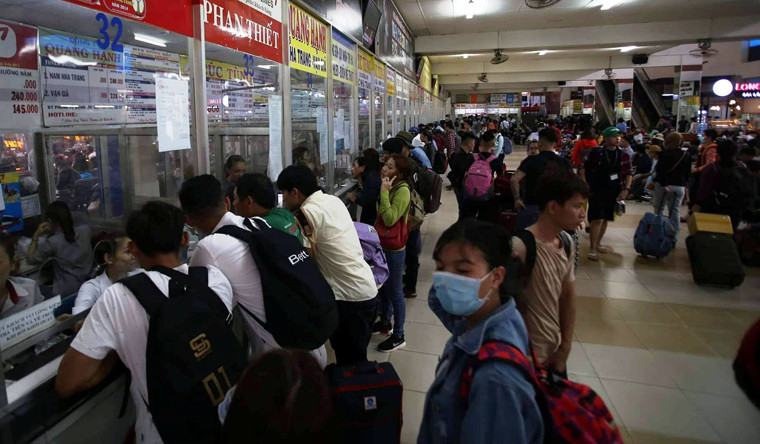 Theo ghi nhận của PV Kiến Thức, nhiều nhân viên của các hãng xe khách thương hiệu suốt cả ngày làm việc cực lực vì lượng khách đổ về quá đông.