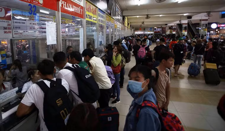 Theo ghi nhận của PV Kiến Thức, nhiều nhân viên của các hãng xe khách thương hiệu suốt cả ngày làm việc cực lực vì lượng khách đổ về quá đông.