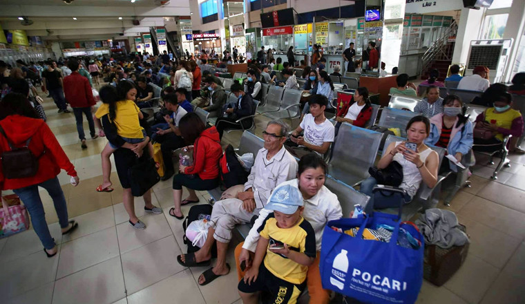 Cảnh nằm ngồi la liệt tại bến xe miền Đông.