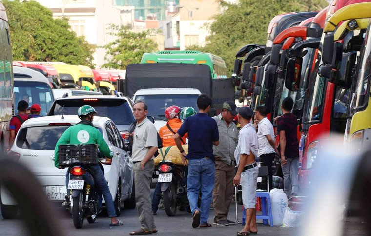 Người dân đổ xô về quê, đường ra bến xe ở miền Đông luôn trong cảnh ùn ứ.