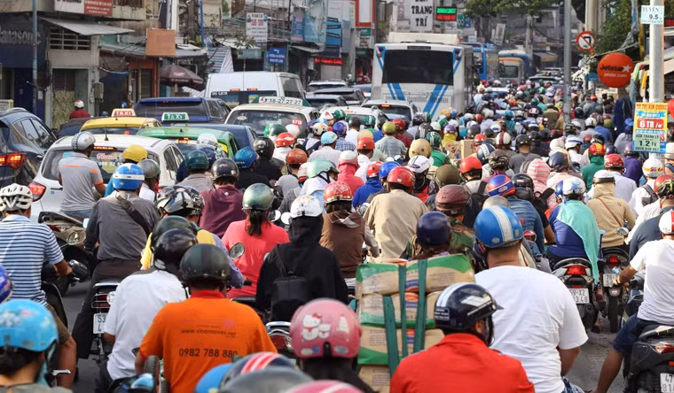 Khu vực trước cổng bến xe Miền Đông (đường Đinh Bộ Lĩnh) cũng ùn tắc kéo dài.