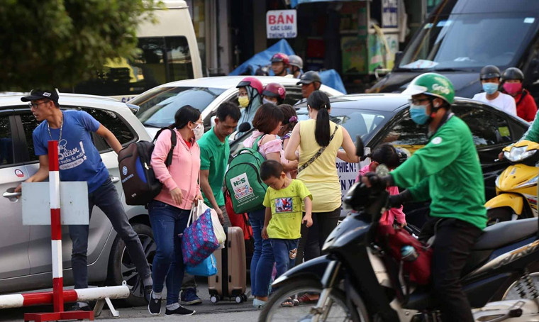 Người đi bộ cũng một phen khó khăn chen giữa dòng xe cộ đông đúc trên đường.