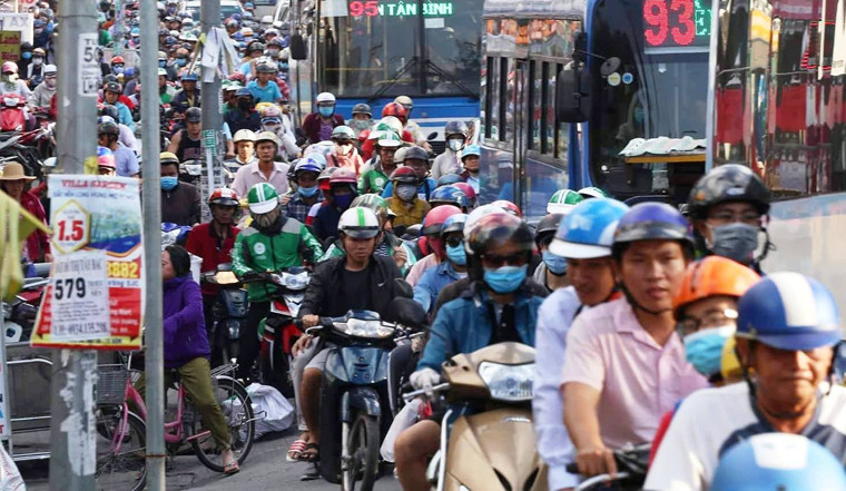 Tuyến đường Xô Viết Nghệ Tĩnh hướng về Bến xe Miền Đông (quận Bình Thạnh) bị ùn tắc nhiều km.