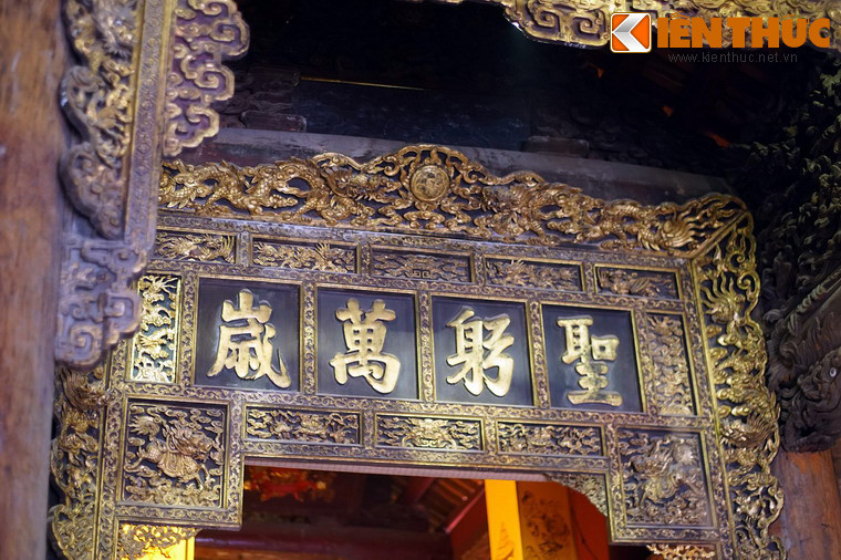 Ngày nay, đình còn lưu nhiều tác phẩm chạm khắc gỗ tinh xảo do bàn tay khéo léo của những người thợ mộc Hà thành xưa dốc tâm sức tạo nên.