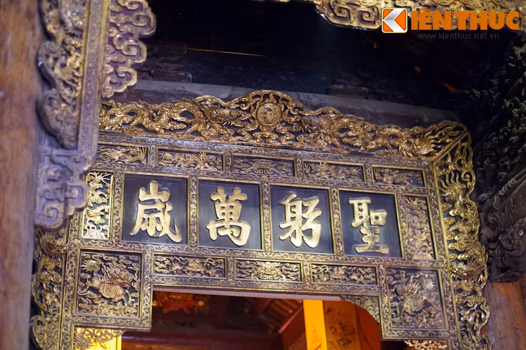 Ngày nay, đình còn lưu nhiều tác phẩm chạm khắc gỗ tinh xảo do bàn tay khéo léo của những người thợ mộc Hà thành xưa dốc tâm sức tạo nên.