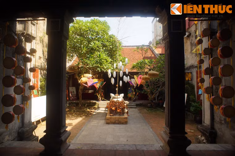 Theo sử sách, đình Kim Ngân có từ đầu thời Hậu Lê, được dựng bởi ông Lưu Xuân Tín. Ông là người làng Châu Khê (Hải Dương) làm quan Thượng thư bộ Lại thời Vua Lê Thánh Tông đã đưa cả làng ra đây làm nghề đúc bạc cho triều đình.