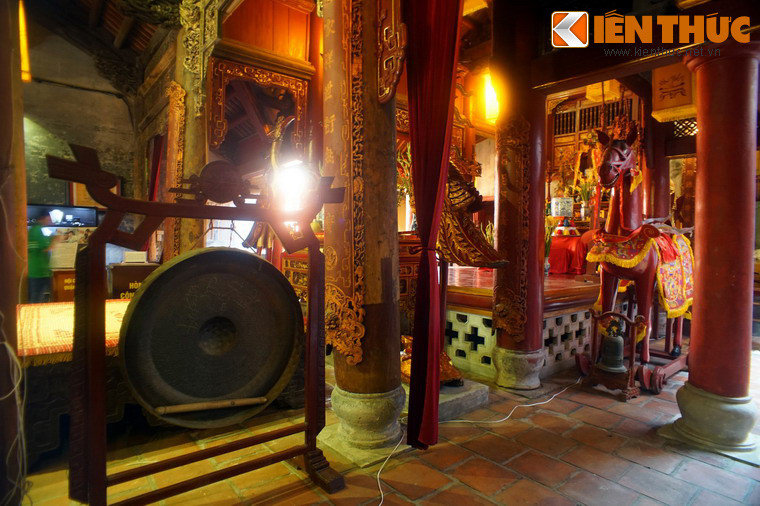 Nối giữa hậu cung và tiền tế là ống muống làm theo kiểu kiến trúc 2 tầng mái, mái trên liên kết với tiền tế, mái dưới tạo không gian hở của hai bên và lấy ánh sáng tự nhiên.