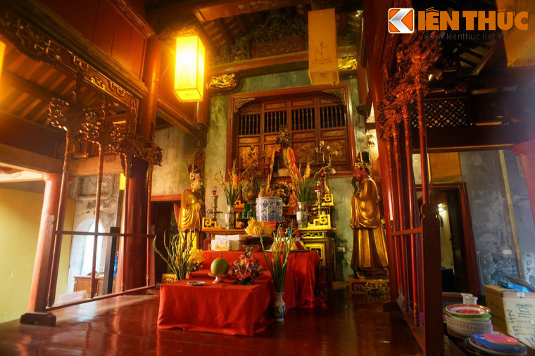 Đại đình rộng 3 gian, hậu cung 3 gian được giật cấp nâng cao và là hậu cung kép, có sàn thờ và hệ thống vách ngăn riêng biệt.