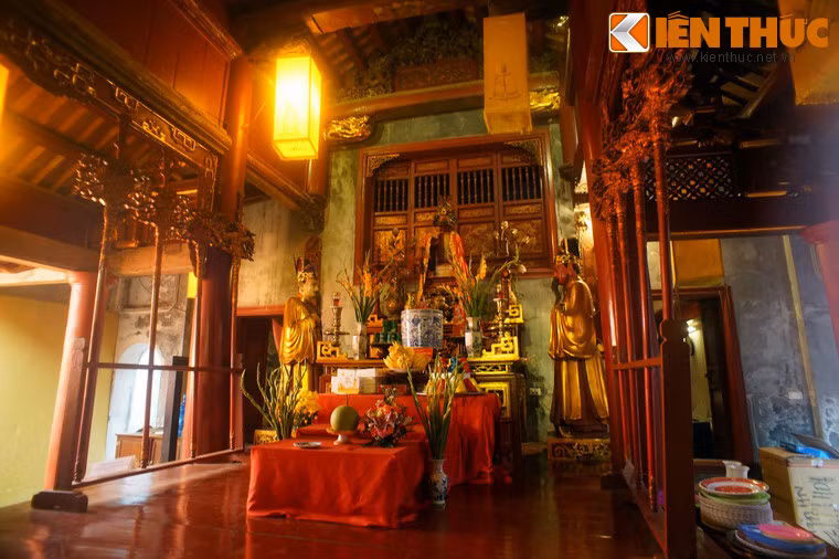 Đại đình rộng 3 gian, hậu cung 3 gian được giật cấp nâng cao và là hậu cung kép, có sàn thờ và hệ thống vách ngăn riêng biệt.