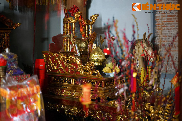 Ngoài ra đình còn có nhiều di vật giá trị khác như hoành phi, câu đối, ngai, bài vị, nhang án, cửa võng sơn son thiếp vàng lộng lẫy, cùng nhiều đồ thờ cúng có từ thời nhà Nguyễn.