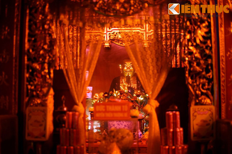 Hậu cung là nơi thờ Huyền Thiên Trấn Vũ. Tượng của Ngài được tạc bằng gỗ cao 1,5m, ngang 0,8m, ngồi oai nghiêm trên ngai rồng, mắt mở to, đầu trần, chân đất, tóc xoã sau lưng.