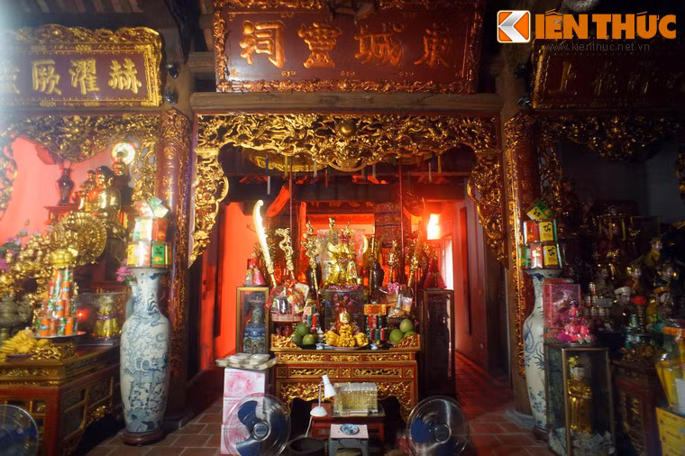 Khu nhà Tiền tế có ba gian, được bài trí tôn nghiêm, là nơi đặt bàn thờ Phật, các vị thần theo tín ngưỡng dân gian Việt Nam và các bậc tiền hiền.