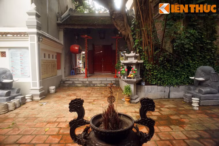 Không chỉ gắn bó với lịch sử phố cổ Hà Nội, đình Đông Thành còn là một địa danh ghi dấu những ngày hào hùng của cuộc Kháng chiến toàn quốc mùa đông năm 1946.