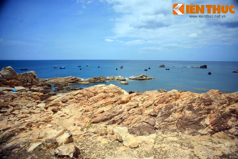 Có một con đường nhỏ dẫn vào ngọn hải đăng. Từ đây, du khách có thể phóng tầm mắt nhìn bao quát cả một vùng biển mênh mông với nhiều hỏn đảo lớn nhỏ nhấp nhô.