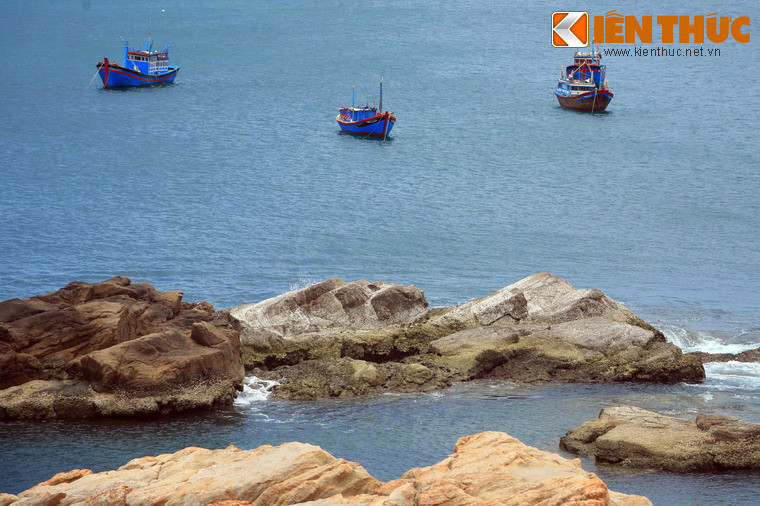 Nằm ở ngay cửa vịnh Xuân Đài, cách Gành Đá Đĩa khoảng 1 km, khu vực Gành Đèn Phú Yên là một bãi đá trải dài với vô vàn tảng đá lớn chồng chất lên nhau đua ra mặt biển, tạo ra bức tranh phong cảnh tuyệt mĩ.