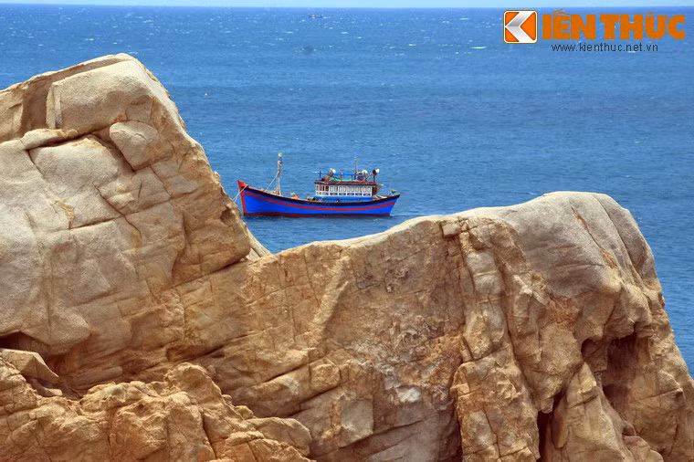 Cảnh quan thiên nhiên hùng vĩ cảng trở nên lôi cuốn khi được điểm tô bởi vô vàn những chiếc thuyền đánh cá sơn màu sắc rực rỡ của người dân chài quần tụ trên mặt biển xanh ngắt…