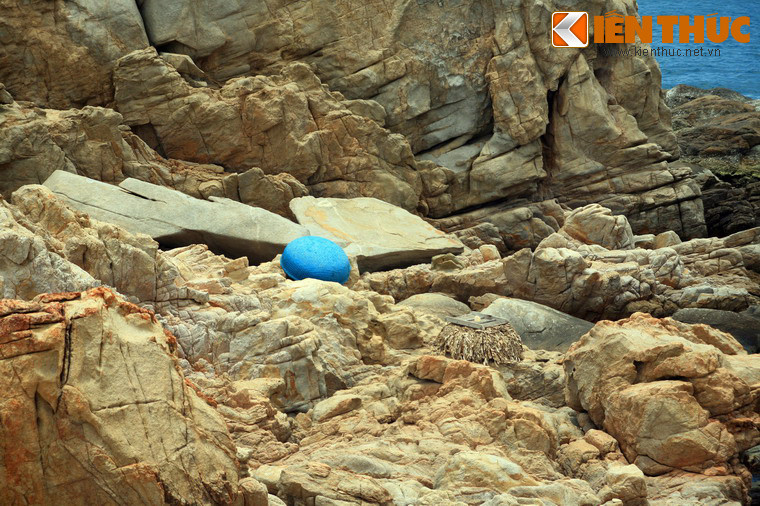 Hay những chiếc thuyền thúng nhỏ bé nằm trên bờ đá, chờ buổi đêm đến để cùng những người ngư dân bắt đầu một chuyến câu tôm, câu mực.