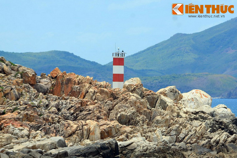 Điểm nhấn của Gành Đèn là một ngọn hải đăng nhỏ sơn hai màu đỏ trắng, có nhiệm vụ dẫn đường cho thuyền bè, biết đường ra vào cửa vịnh Xuân Đài. Tên gọi Gành Đèn cùng bắt nguồn từ ngọn hải đăng này.