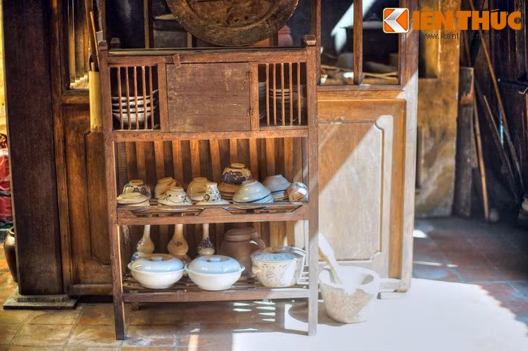 Trong cùng là kho hàng và nhà bếp.