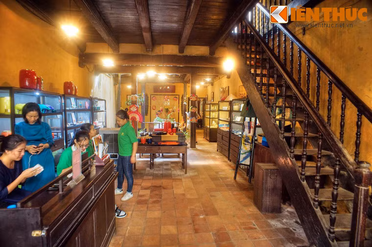 Gian ngoài là cửa hàng, không làm tường vách mà mở thông ra phố để bày hàng.