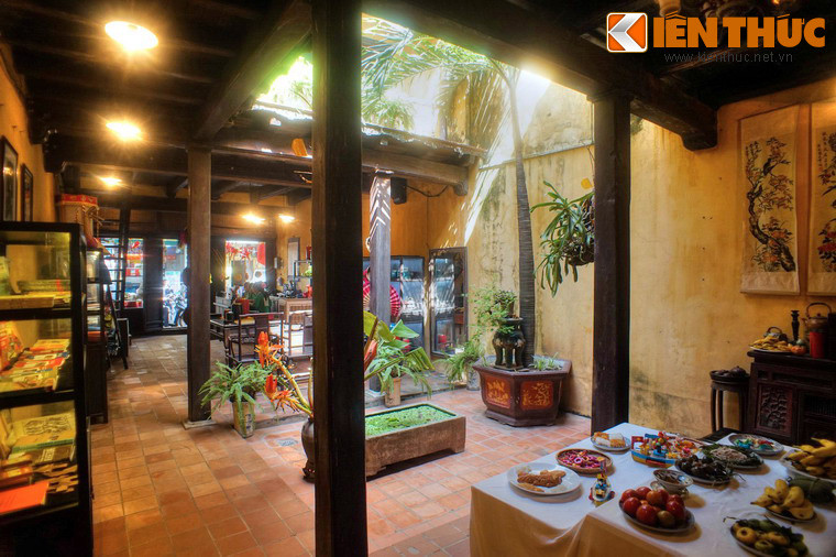 Nhà hẹp về chiều ngang nhưng rất sâu, các gian nhà được ngăn cách bởi các khoảng sân nhỏ.