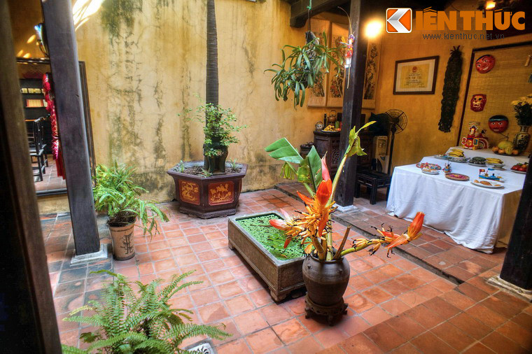 Gian ngoài ngăn cách với các gian trong bằng khoảng sân trời thoáng đãng, trồng nhiều cây xanh.