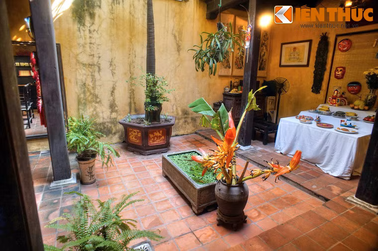 Gian ngoài ngăn cách với các gian trong bằng khoảng sân trời thoáng đãng, trồng nhiều cây xanh.