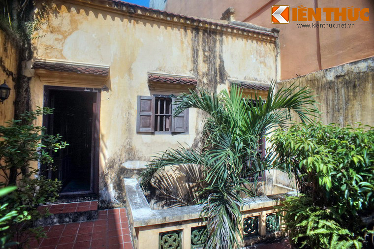 Bên ngoài gian ngủ là một khoảng sân tràn ngập ánh nắng.