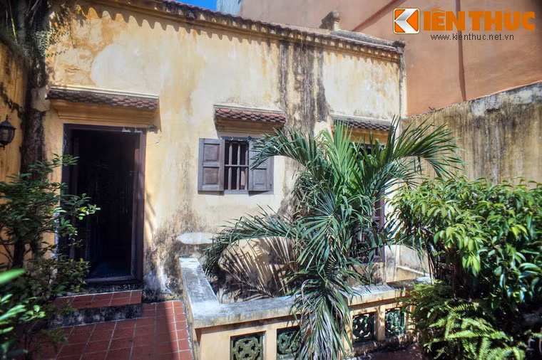 Bên ngoài gian ngủ là một khoảng sân tràn ngập ánh nắng.